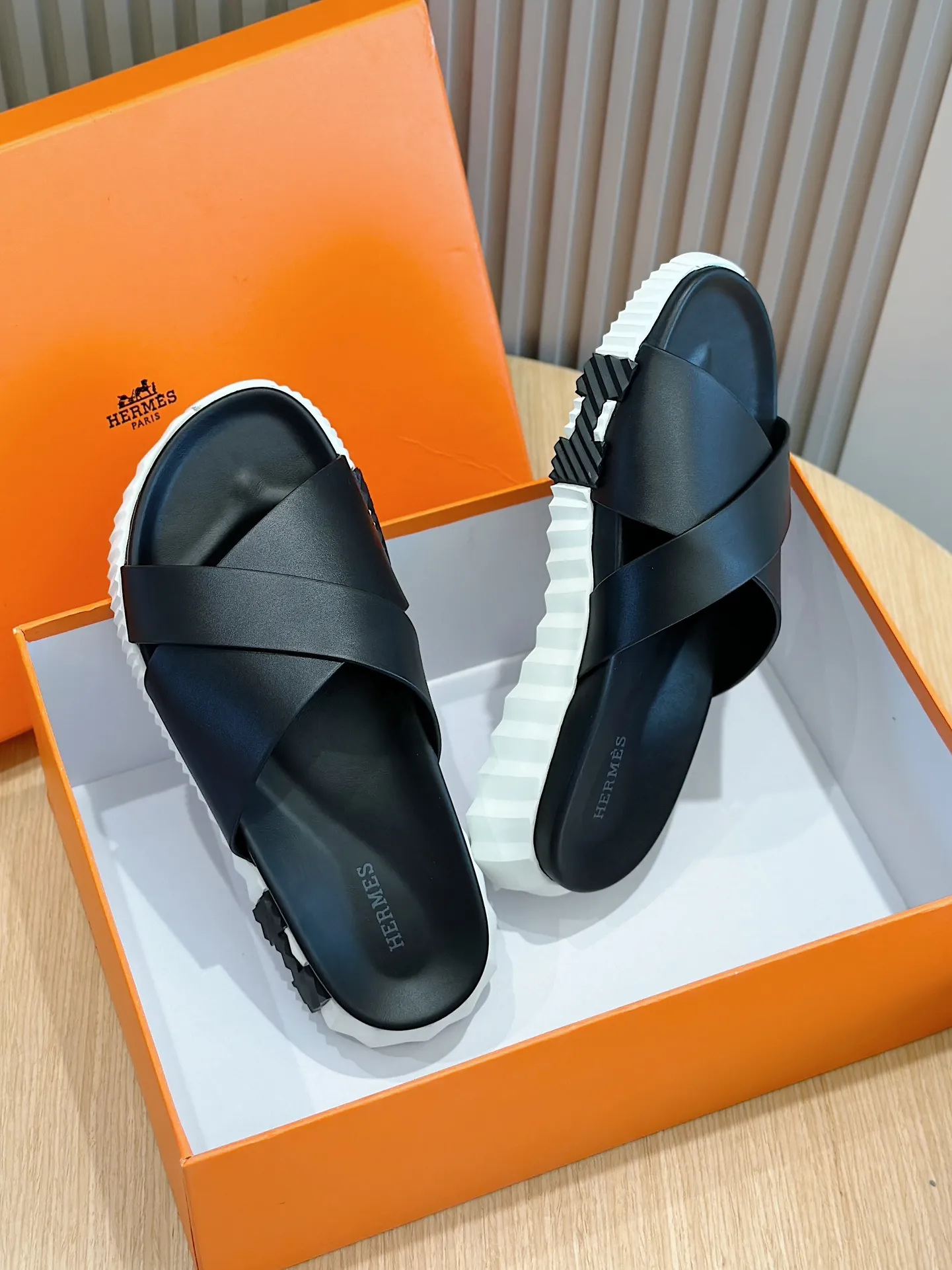 [HERMÈS] Top men's shoes 💰: 340💰 Size: 39-44 (38.45 46 custom-made) Herme*H Home Hermès Men's Sandals and Slippers - Original Replica Purchase the original version and make it one to one, the outsole is privately modeled, and the outsole color corresponding to each color is the same as the original version. Come to those who know the stuff 💪 The ultra-light soles are designed in contrasting colors, and they feel so comfortable on your feet! Calfskin, cowhide feet, private mold outsole.